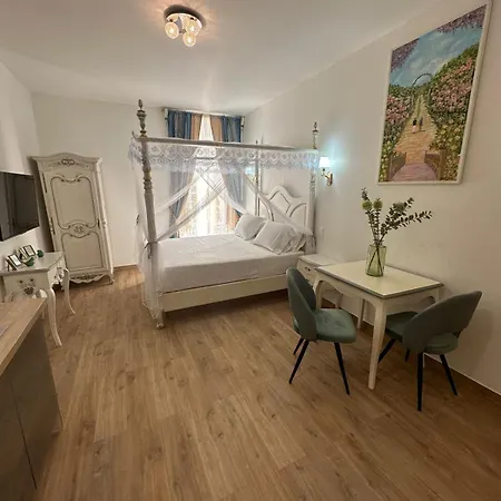 A Baldaquin Du Cloitre Ναρμπόν